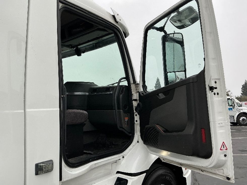 Day Cab Tractor-Heavy Duty Tractors-Volvo-2020-VNR64300-Sacramento-CA-569,437\n\t\tmiles-$ 32,250 - Image 11