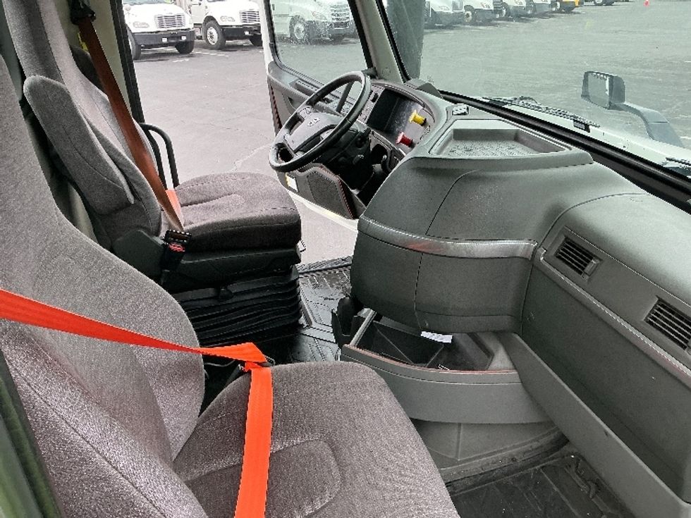 Day Cab Tractor-Heavy Duty Tractors-Volvo-2020-VNR64300-Sacramento-CA-569,437\n\t\tmiles-$ 32,250 - Image 13