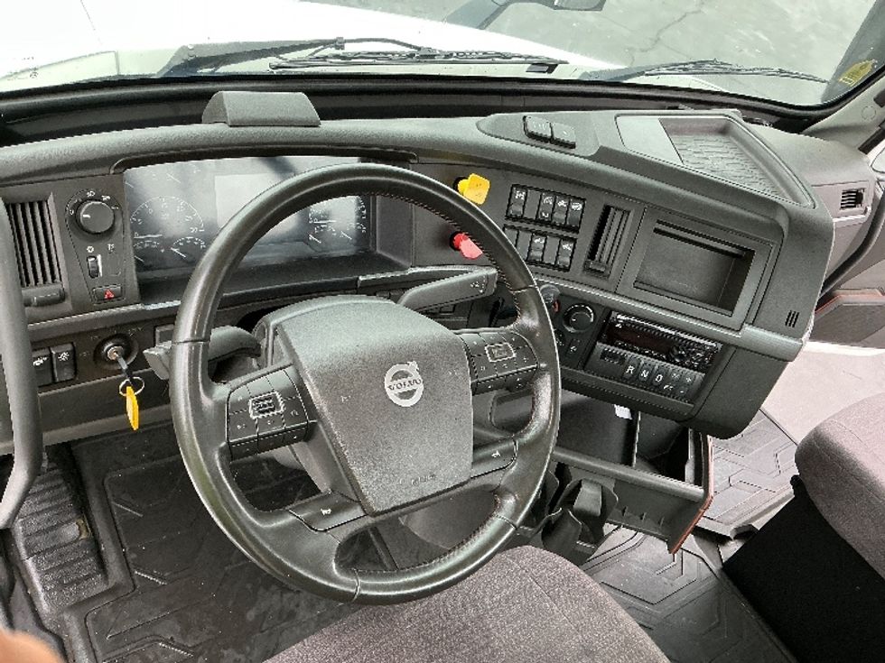 Day Cab Tractor-Heavy Duty Tractors-Volvo-2020-VNR64300-Sacramento-CA-569,437\n\t\tmiles-$ 32,250 - Image 17