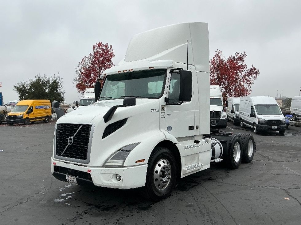Day Cab Tractor-Heavy Duty Tractors-Volvo-2020-VNR64300-Sacramento-CA-569,437\n\t\tmiles-$ 32,250 - Image 3