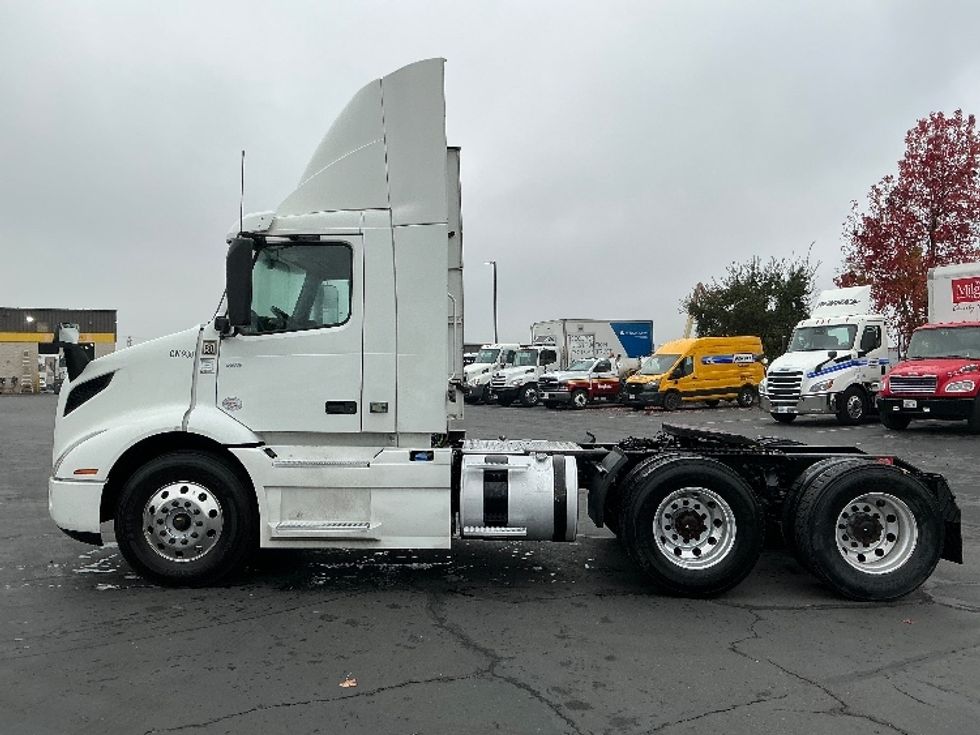 Day Cab Tractor-Heavy Duty Tractors-Volvo-2020-VNR64300-Sacramento-CA-569,437\n\t\tmiles-$ 32,250 - Image 4