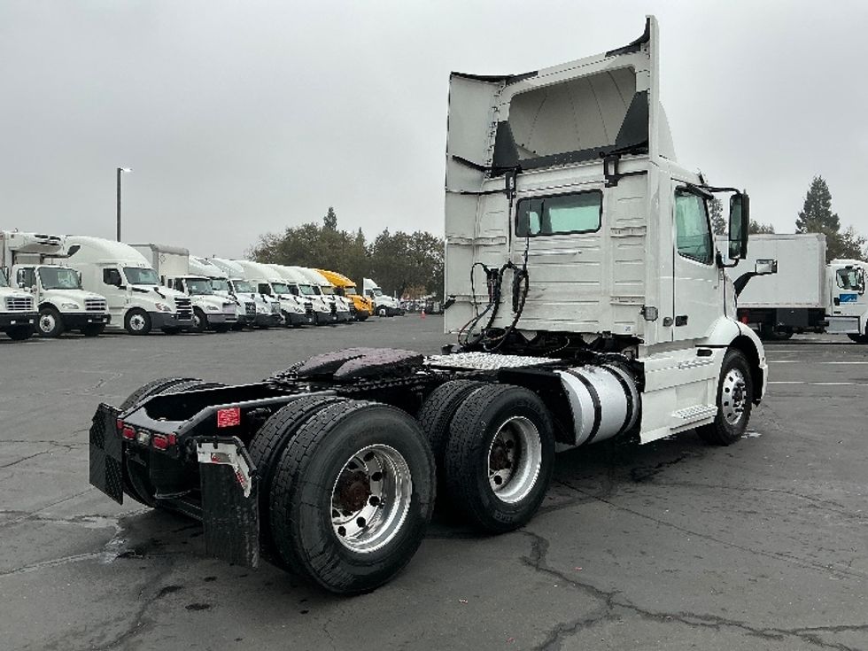 Day Cab Tractor-Heavy Duty Tractors-Volvo-2020-VNR64300-Sacramento-CA-569,437\n\t\tmiles-$ 32,250 - Image 7