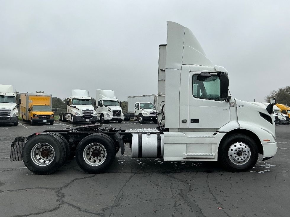 Day Cab Tractor-Heavy Duty Tractors-Volvo-2020-VNR64300-Sacramento-CA-569,437\n\t\tmiles-$ 32,250 - Image 8