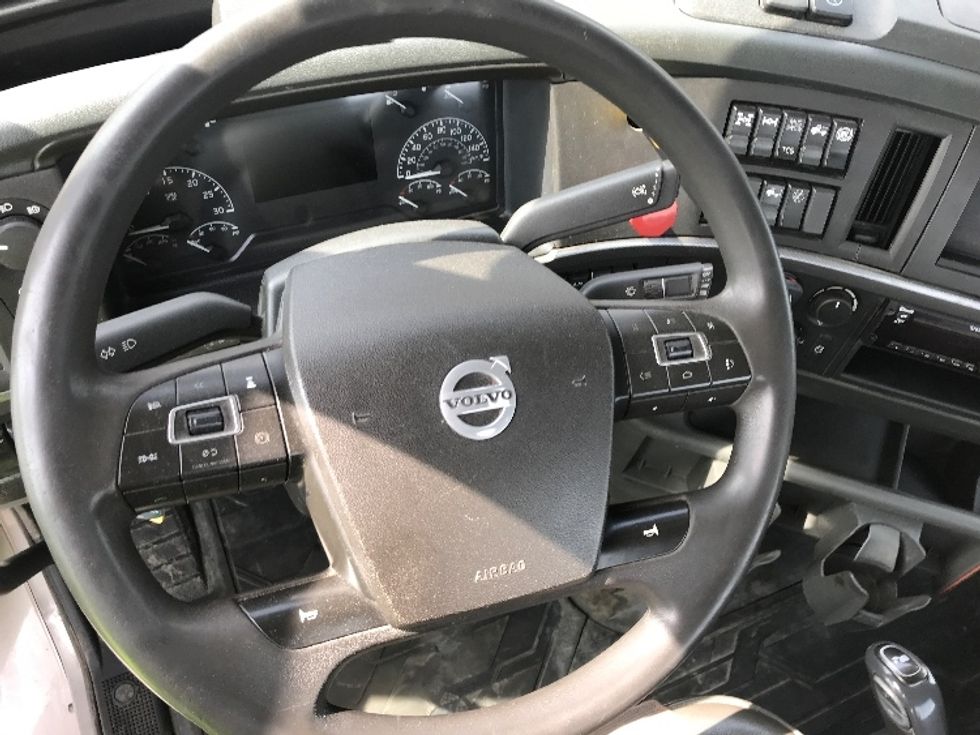 Day Cab Tractor-Heavy Duty Tractors-Volvo-2020-VNR64300-Saint Laurent-PQ-347,109\n\t\tkm-$ 74,000 - Image 10