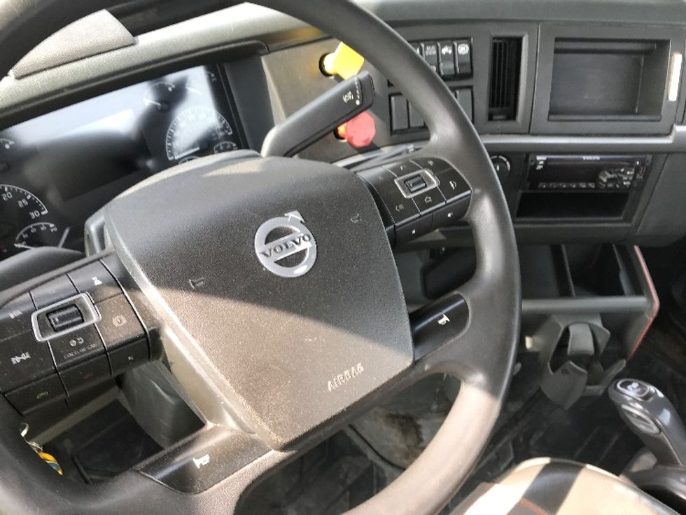 Day Cab Tractor-Heavy Duty Tractors-Volvo-2020-VNR64300-Saint Laurent-PQ-347,109\n\t\tkm-$ 74,000 - Image 11