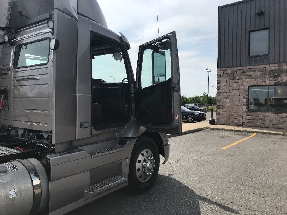 Day Cab Tractor-Heavy Duty Tractors-Volvo-2020-VNR64300-Saint Laurent-PQ-347,109\n\t\tkm-$ 74,000 - Image 12