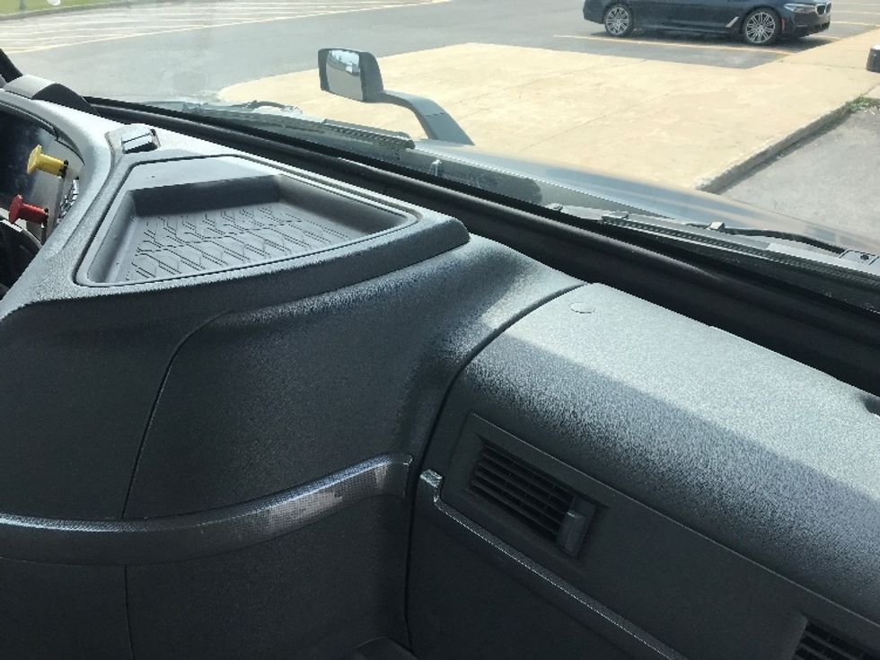 Day Cab Tractor-Heavy Duty Tractors-Volvo-2020-VNR64300-Saint Laurent-PQ-347,109\n\t\tkm-$ 74,000 - Image 13