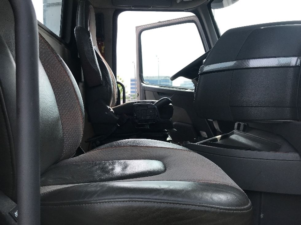 Day Cab Tractor-Heavy Duty Tractors-Volvo-2020-VNR64300-Saint Laurent-PQ-347,109\n\t\tkm-$ 74,000 - Image 14