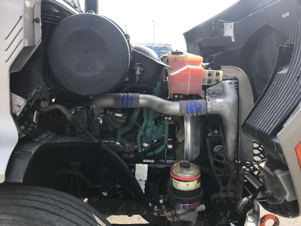 Day Cab Tractor-Heavy Duty Tractors-Volvo-2020-VNR64300-Saint Laurent-PQ-347,109\n\t\tkm-$ 74,000 - Image 16