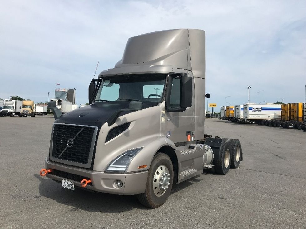 Day Cab Tractor-Heavy Duty Tractors-Volvo-2020-VNR64300-Saint Laurent-PQ-347,109\n\t\tkm-$ 74,000 - Image 3