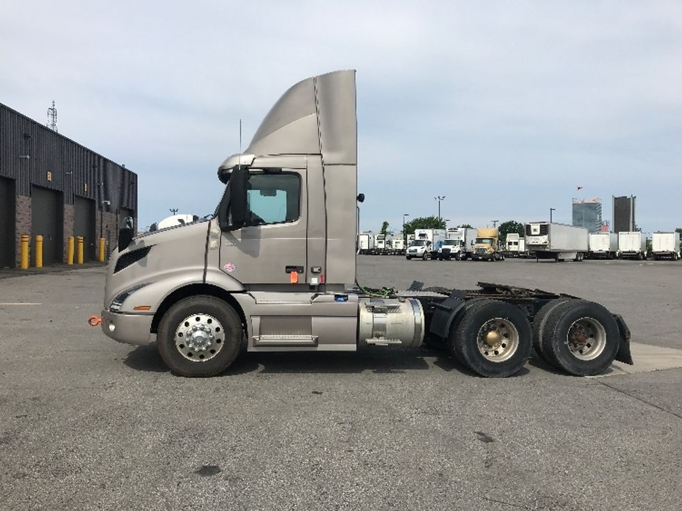 Day Cab Tractor-Heavy Duty Tractors-Volvo-2020-VNR64300-Saint Laurent-PQ-347,109\n\t\tkm-$ 74,000 - Image 4