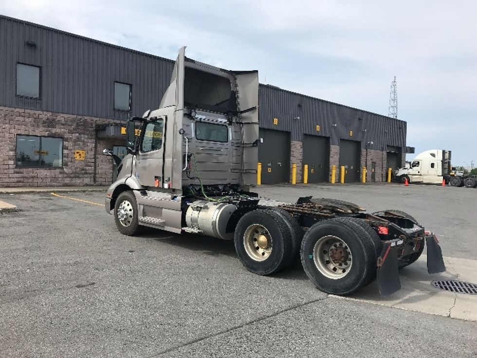 Day Cab Tractor-Heavy Duty Tractors-Volvo-2020-VNR64300-Saint Laurent-PQ-347,109\n\t\tkm-$ 74,000 - Image 5