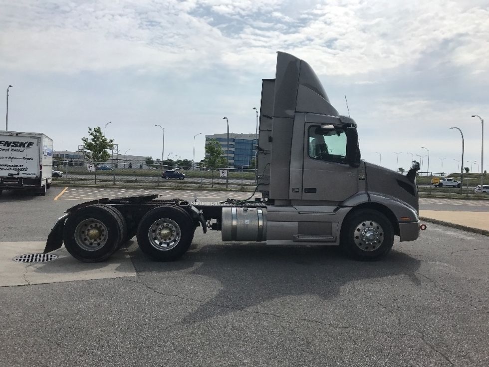 Day Cab Tractor-Heavy Duty Tractors-Volvo-2020-VNR64300-Saint Laurent-PQ-347,109\n\t\tkm-$ 74,000 - Image 8