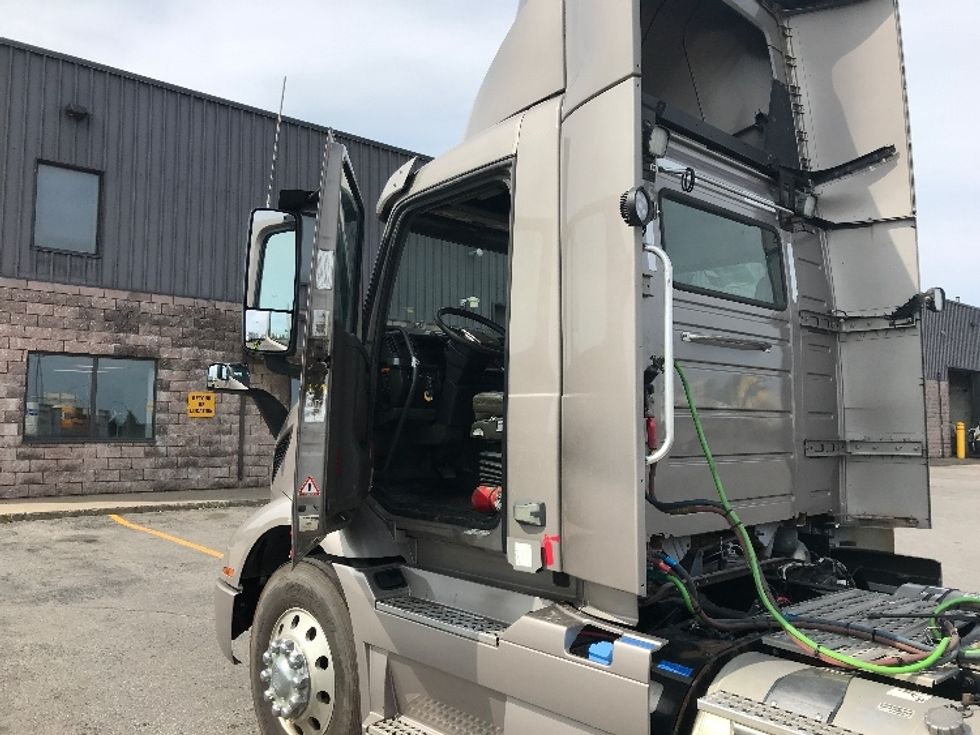 Day Cab Tractor-Heavy Duty Tractors-Volvo-2020-VNR64300-Saint Laurent-PQ-347,109\n\t\tkm-$ 74,000 - Image 9