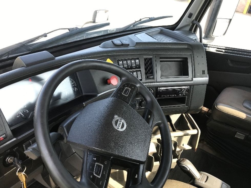 Day Cab Tractor-Heavy Duty Tractors-Volvo-2020-VNR64300-Saint Laurent-PQ-505,399\n\t\tkm-$ 66,500 - Image 10