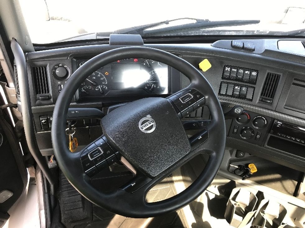 Day Cab Tractor-Heavy Duty Tractors-Volvo-2020-VNR64300-Saint Laurent-PQ-505,399\n\t\tkm-$ 66,500 - Image 11