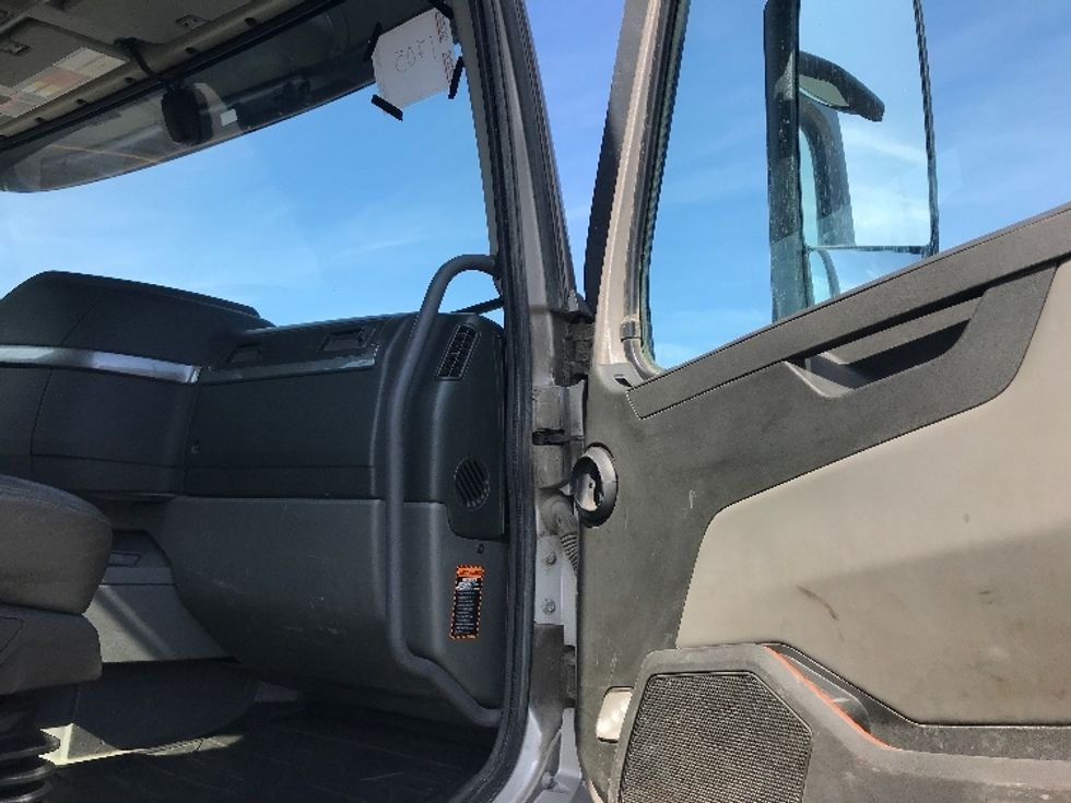 Day Cab Tractor-Heavy Duty Tractors-Volvo-2020-VNR64300-Saint Laurent-PQ-505,399\n\t\tkm-$ 66,500 - Image 12