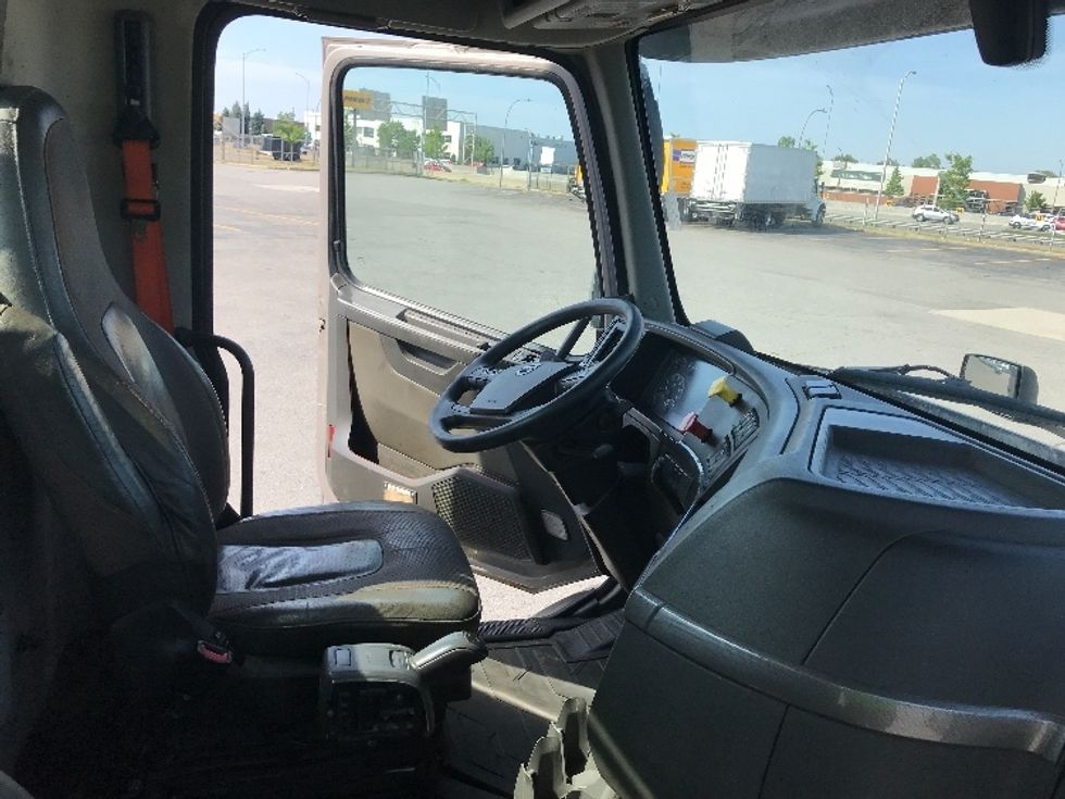 Day Cab Tractor-Heavy Duty Tractors-Volvo-2020-VNR64300-Saint Laurent-PQ-505,399\n\t\tkm-$ 66,500 - Image 14