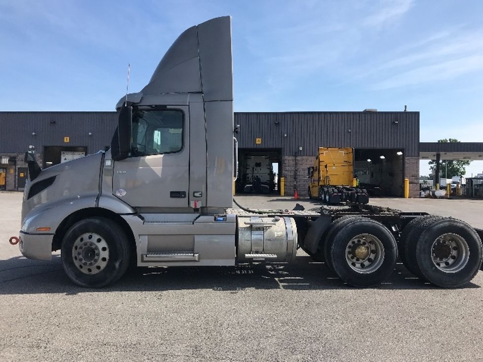 Day Cab Tractor-Heavy Duty Tractors-Volvo-2020-VNR64300-Saint Laurent-PQ-505,399\n\t\tkm-$ 66,500 - Image 4
