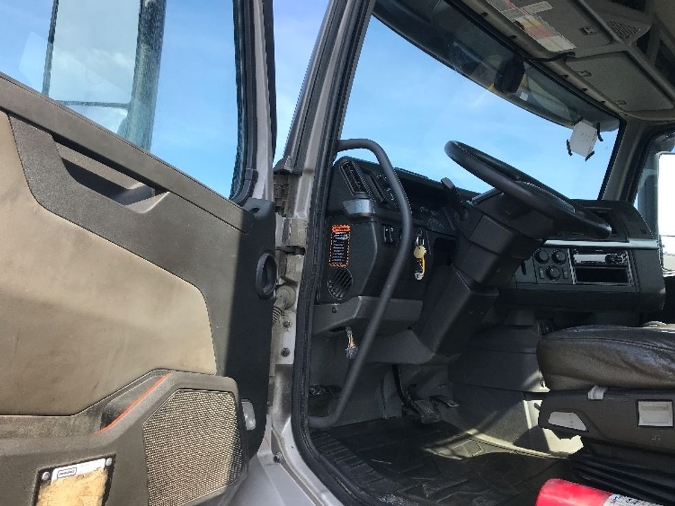 Day Cab Tractor-Heavy Duty Tractors-Volvo-2020-VNR64300-Saint Laurent-PQ-505,399\n\t\tkm-$ 66,500 - Image 9