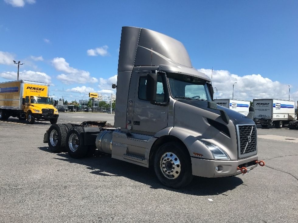 Day Cab Tractor-Heavy Duty Tractors-Volvo-2020-VNR64300-Saint Laurent-PQ-524,040\n\t\tkm-$ 65,500 - Image 1