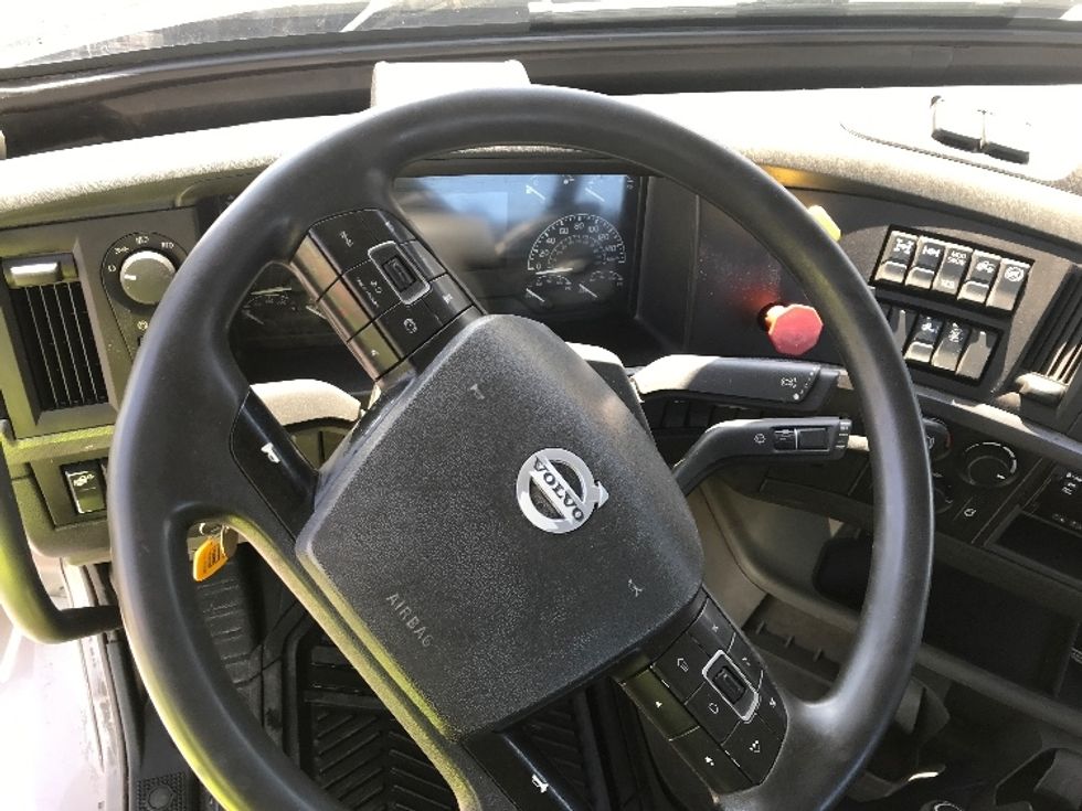 Day Cab Tractor-Heavy Duty Tractors-Volvo-2020-VNR64300-Saint Laurent-PQ-524,040\n\t\tkm-$ 65,500 - Image 10