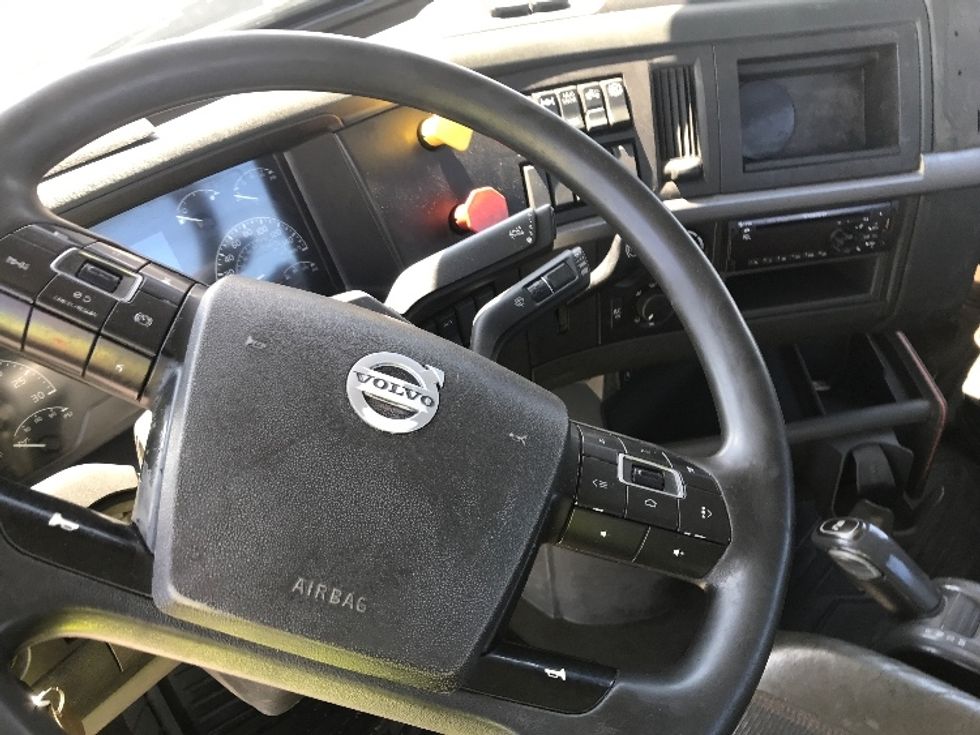 Day Cab Tractor-Heavy Duty Tractors-Volvo-2020-VNR64300-Saint Laurent-PQ-524,040\n\t\tkm-$ 65,500 - Image 11