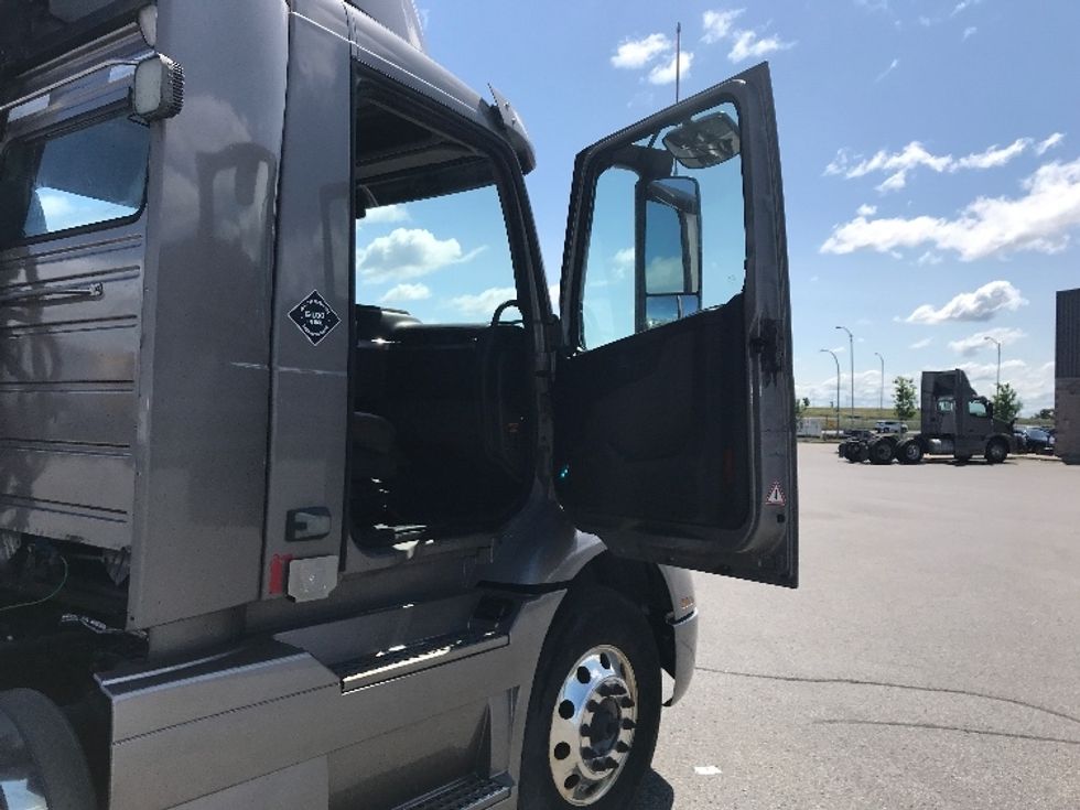 Day Cab Tractor-Heavy Duty Tractors-Volvo-2020-VNR64300-Saint Laurent-PQ-524,040\n\t\tkm-$ 65,500 - Image 12