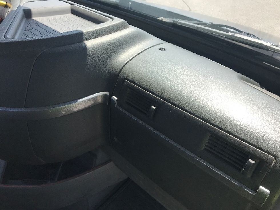 Day Cab Tractor-Heavy Duty Tractors-Volvo-2020-VNR64300-Saint Laurent-PQ-524,040\n\t\tkm-$ 65,500 - Image 13