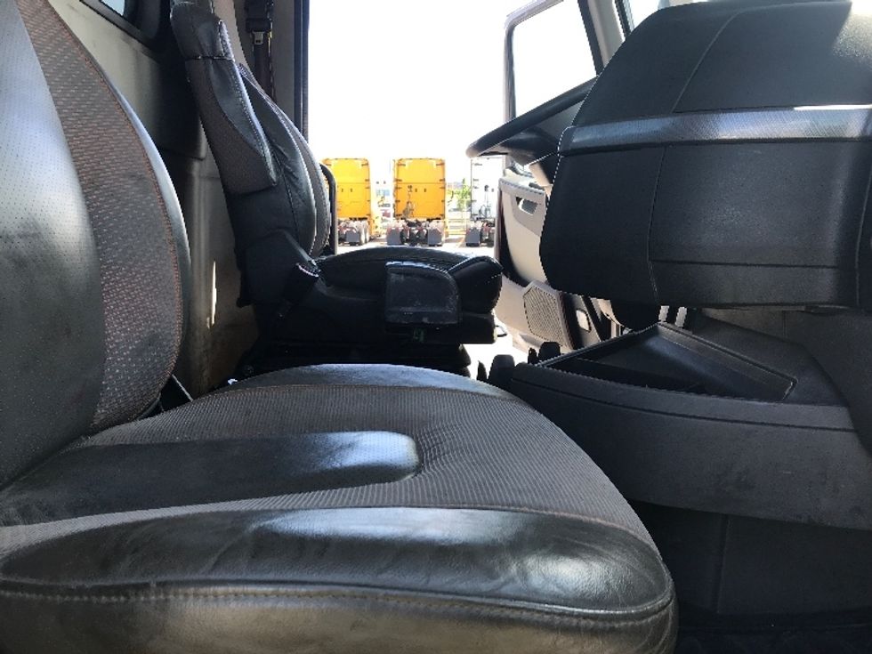 Day Cab Tractor-Heavy Duty Tractors-Volvo-2020-VNR64300-Saint Laurent-PQ-524,040\n\t\tkm-$ 65,500 - Image 14