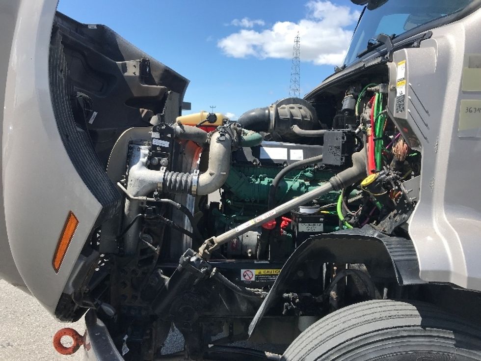 Day Cab Tractor-Heavy Duty Tractors-Volvo-2020-VNR64300-Saint Laurent-PQ-524,040\n\t\tkm-$ 65,500 - Image 16