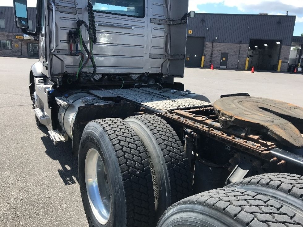 Day Cab Tractor-Heavy Duty Tractors-Volvo-2020-VNR64300-Saint Laurent-PQ-524,040\n\t\tkm-$ 65,500 - Image 17