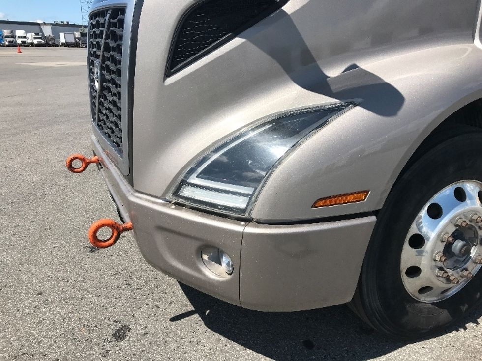 Day Cab Tractor-Heavy Duty Tractors-Volvo-2020-VNR64300-Saint Laurent-PQ-524,040\n\t\tkm-$ 65,500 - Image 20