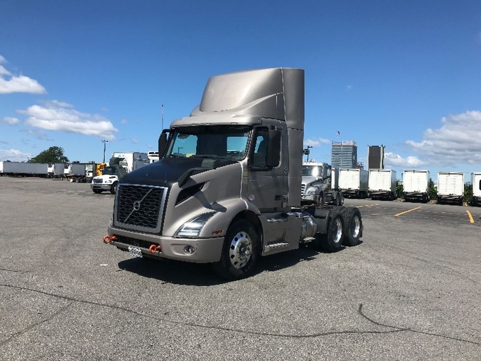 Day Cab Tractor-Heavy Duty Tractors-Volvo-2020-VNR64300-Saint Laurent-PQ-524,040\n\t\tkm-$ 65,500 - Image 3