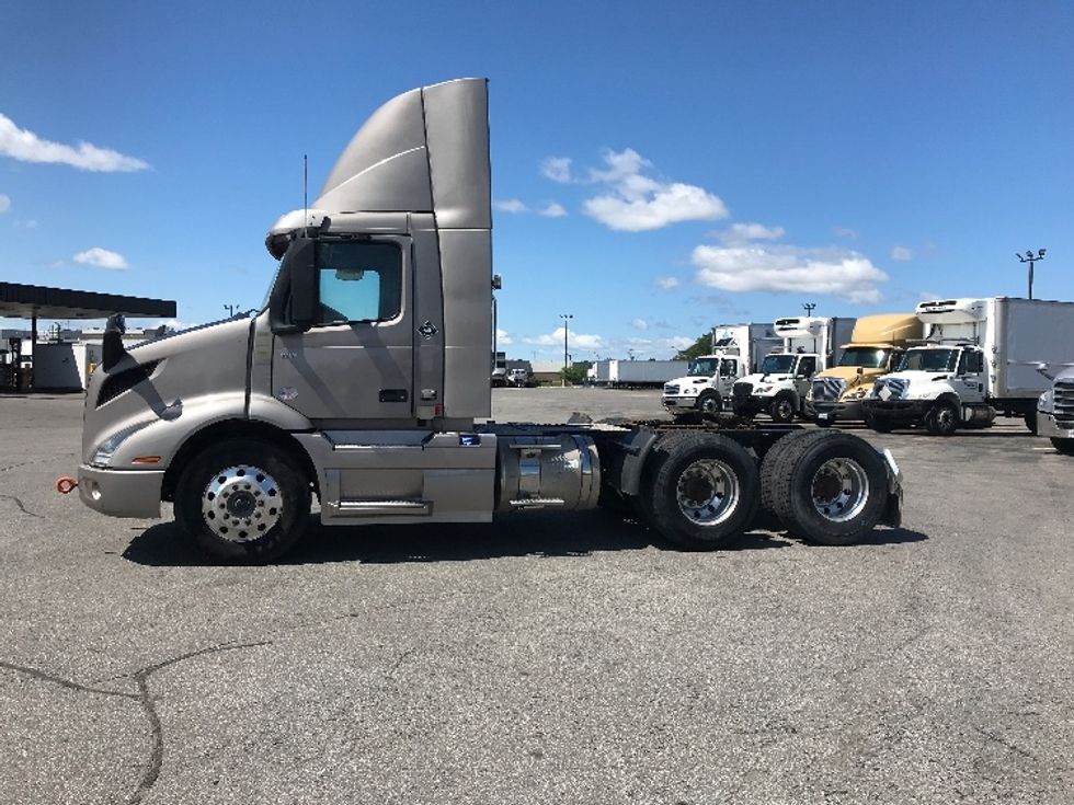 Day Cab Tractor-Heavy Duty Tractors-Volvo-2020-VNR64300-Saint Laurent-PQ-524,040\n\t\tkm-$ 65,500 - Image 4