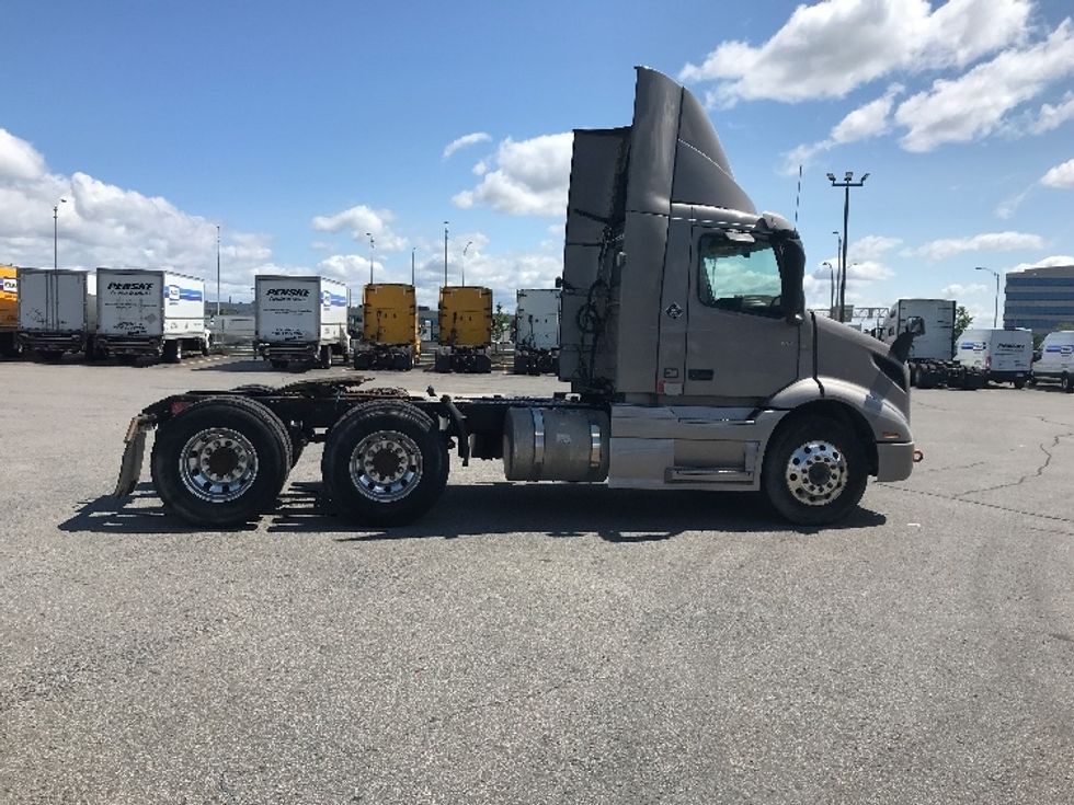Day Cab Tractor-Heavy Duty Tractors-Volvo-2020-VNR64300-Saint Laurent-PQ-524,040\n\t\tkm-$ 65,500 - Image 8
