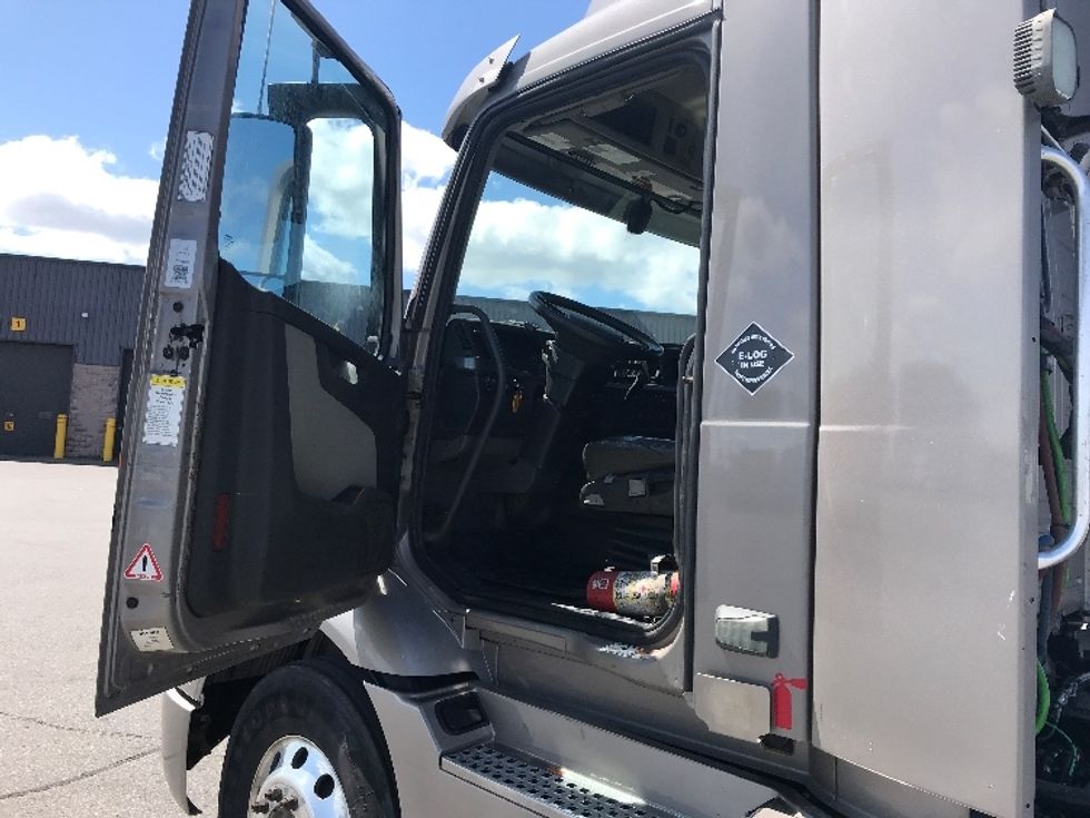 Day Cab Tractor-Heavy Duty Tractors-Volvo-2020-VNR64300-Saint Laurent-PQ-524,040\n\t\tkm-$ 65,500 - Image 9