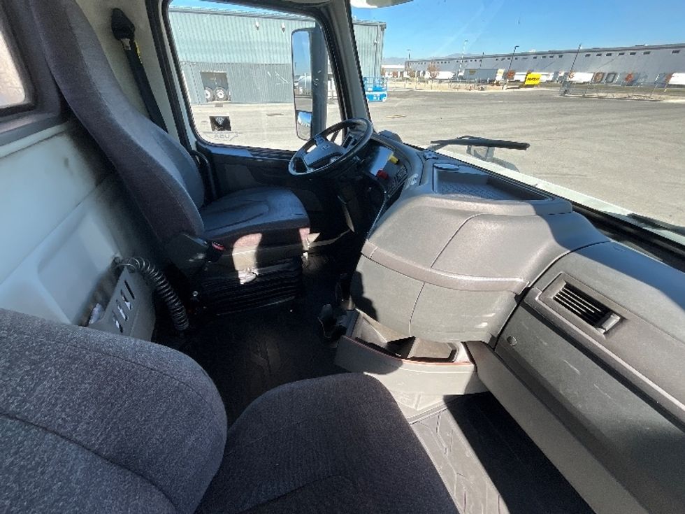 Day Cab Tractor-Heavy Duty Tractors-Volvo-2020-VNR64300-Salt Lake City-UT-575,396\n\t\tmiles-$ 32,750 - Image 14