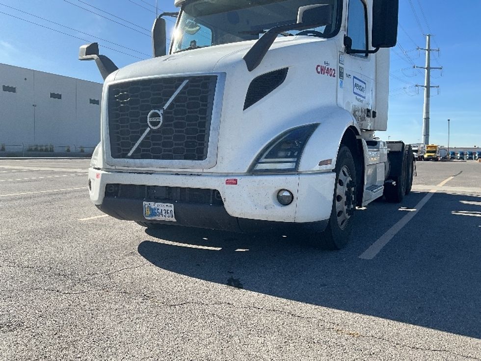 Day Cab Tractor-Heavy Duty Tractors-Volvo-2020-VNR64300-Salt Lake City-UT-575,396\n\t\tmiles-$ 32,750 - Image 19