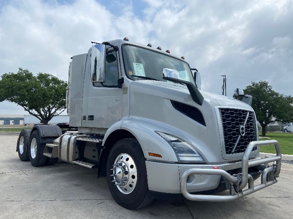 Day Cab Tractor-Heavy Duty Tractors-Volvo-2020-VNR64300-San Antonio-TX-421,238\n\t\tmiles-$ 43,750 - Image 1