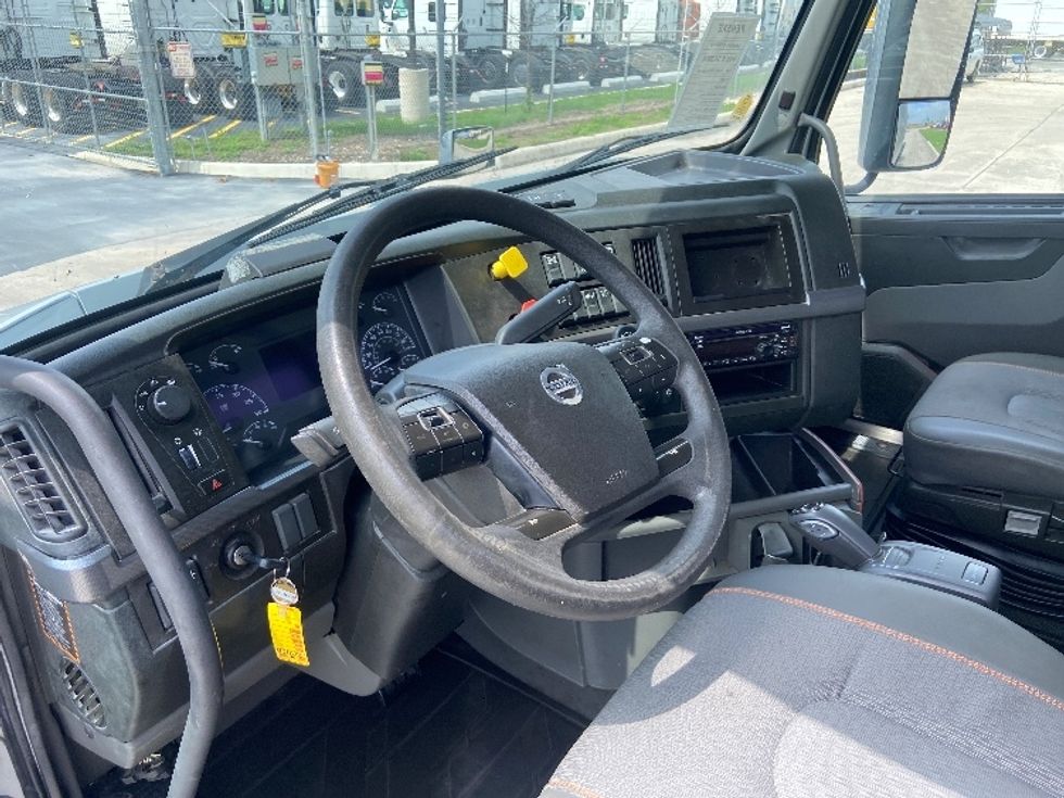Day Cab Tractor-Heavy Duty Tractors-Volvo-2020-VNR64300-San Antonio-TX-421,238\n\t\tmiles-$ 43,750 - Image 10