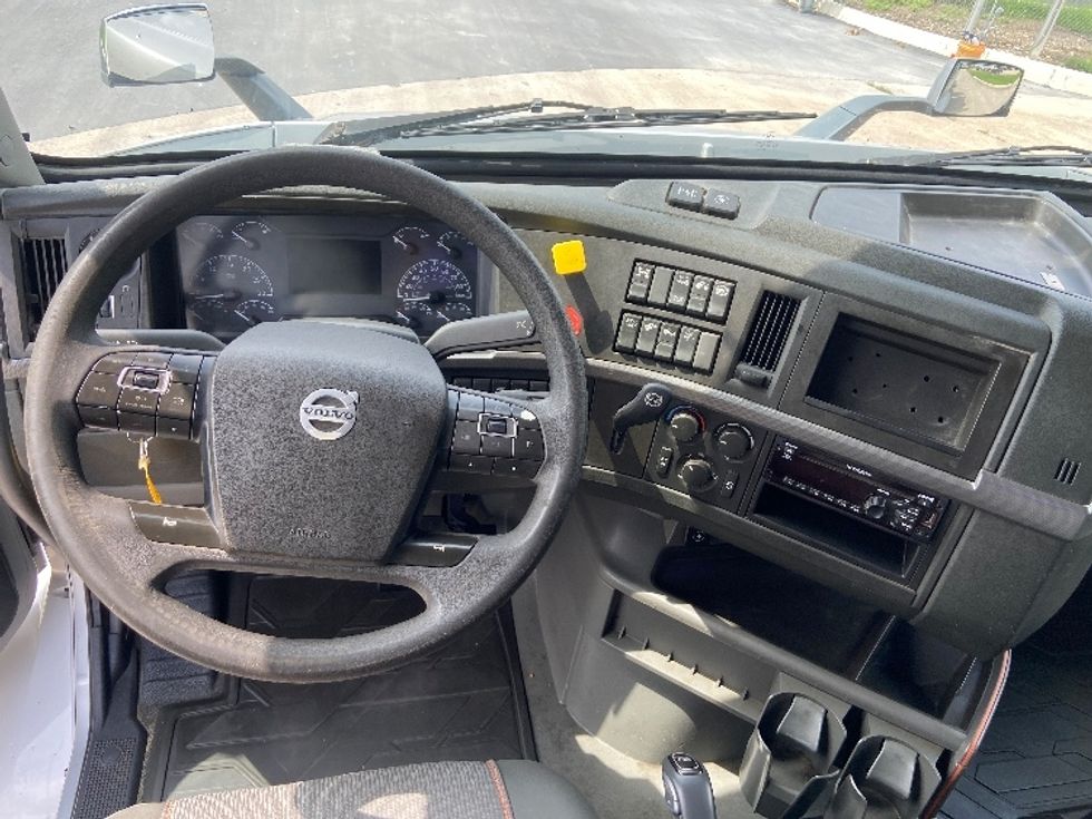 Day Cab Tractor-Heavy Duty Tractors-Volvo-2020-VNR64300-San Antonio-TX-421,238\n\t\tmiles-$ 43,750 - Image 11