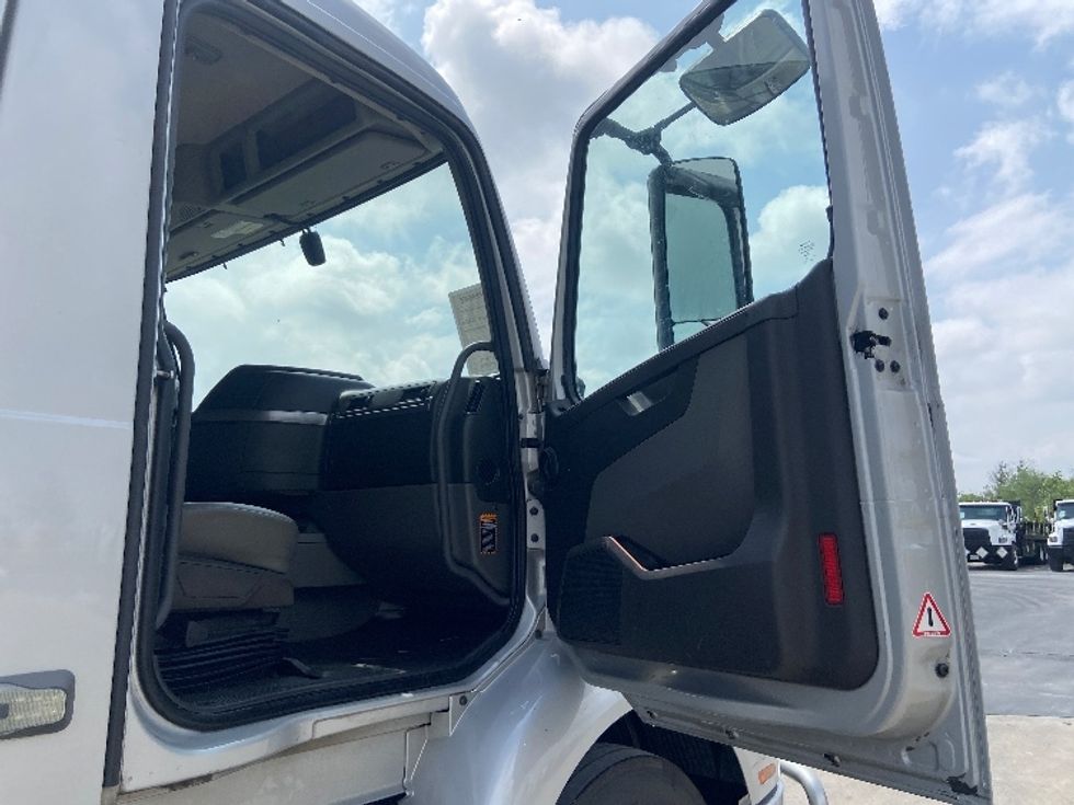 Day Cab Tractor-Heavy Duty Tractors-Volvo-2020-VNR64300-San Antonio-TX-421,238\n\t\tmiles-$ 43,750 - Image 12