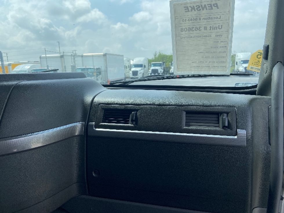 Day Cab Tractor-Heavy Duty Tractors-Volvo-2020-VNR64300-San Antonio-TX-421,238\n\t\tmiles-$ 43,750 - Image 13