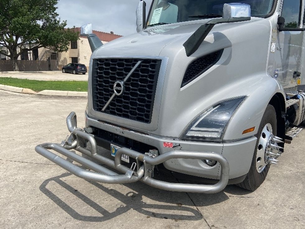 Day Cab Tractor-Heavy Duty Tractors-Volvo-2020-VNR64300-San Antonio-TX-421,238\n\t\tmiles-$ 43,750 - Image 17