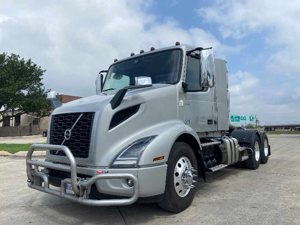 Day Cab Tractor-Heavy Duty Tractors-Volvo-2020-VNR64300-San Antonio-TX-421,238\n\t\tmiles-$ 43,750 - Image 3