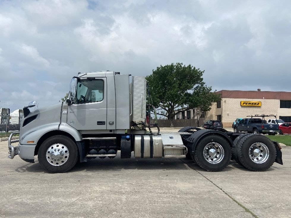 Day Cab Tractor-Heavy Duty Tractors-Volvo-2020-VNR64300-San Antonio-TX-421,238\n\t\tmiles-$ 43,750 - Image 4