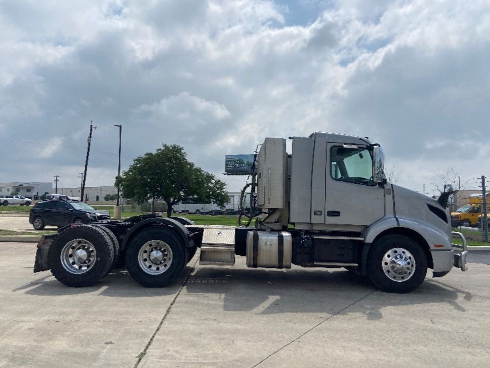 Day Cab Tractor-Heavy Duty Tractors-Volvo-2020-VNR64300-San Antonio-TX-421,238\n\t\tmiles-$ 43,750 - Image 8