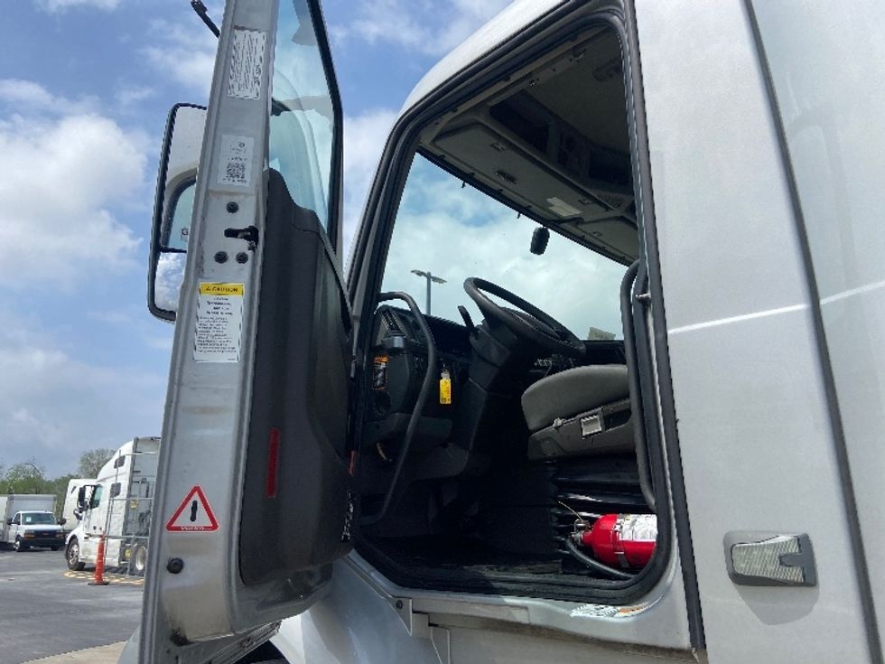 Day Cab Tractor-Heavy Duty Tractors-Volvo-2020-VNR64300-San Antonio-TX-421,238\n\t\tmiles-$ 43,750 - Image 9