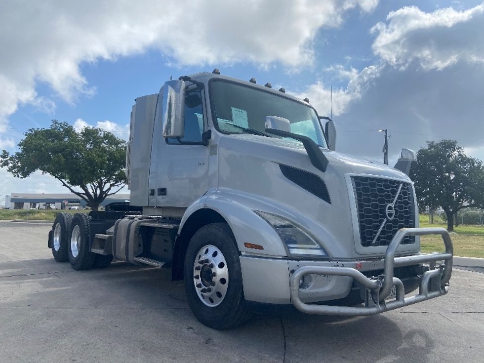 Day Cab Tractor-Heavy Duty Tractors-Volvo-2020-VNR64300-San Antonio-TX-426,345\n\t\tmiles-$ 43,500 - Image 1